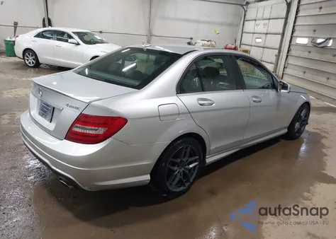 2014 Mercedes-Benz C 300 Sport 4Matic z USA, uszkodzony, nr VIN WDDGF8AB4EG171365